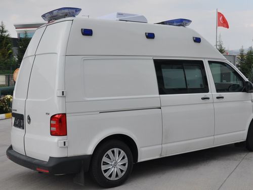 Ambulancia para riesgos infecciosos - Volkswagen Transporter - eos ambulance - para el traslado de pacientes / furgoneta / con oxigenoterapia