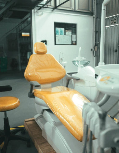 Sillón dental hidráulico - DTK 895 - GIORDANO & GIORDANO IND COM PROD MÉDICOS ODONTOLOGICOS LTDA - fijo / naranja / con altura regulable