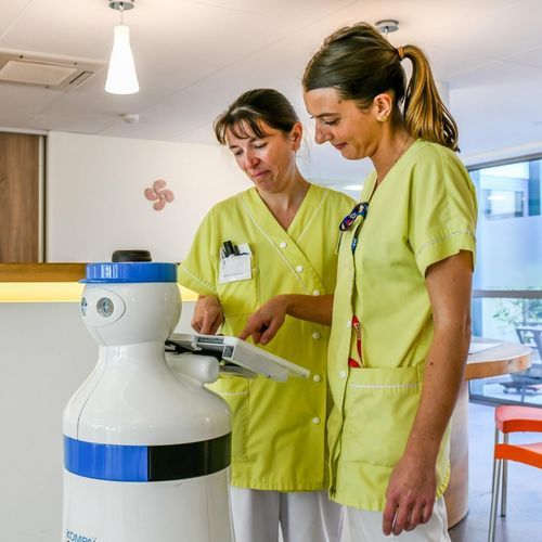 Robot de telepresencia para residencia de personas mayores - KOMPAÏ-1 / 2009 - KOMPAÏ robotics - teleasistencia