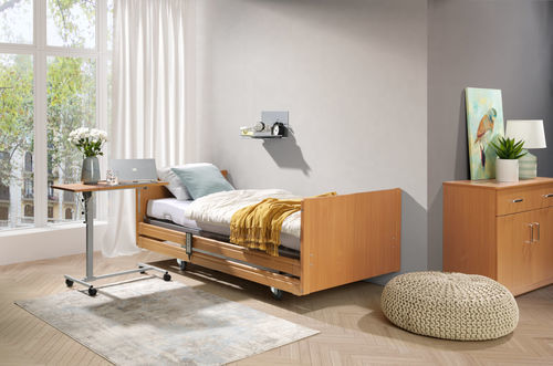 Cama de larga estancia - PB 526 - Elbur sp. z o.o. sp.k. - eléctrica / de altura regulable / con sistema de bloqueo de las ruedas