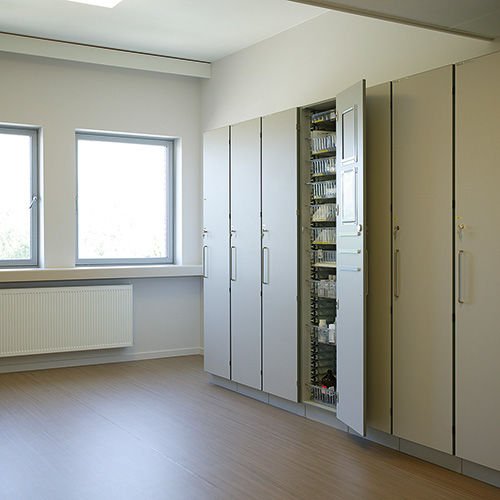 Armario de hospital - MDS - Belintra - para instrumental / para medicamentos / con puerta