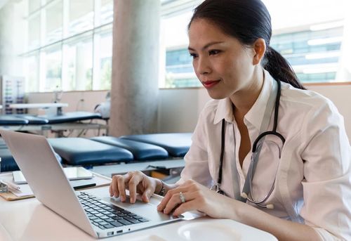 Software médico - TrakCare - InterSystems   - clínico / para quirófano / de gestión de documentos