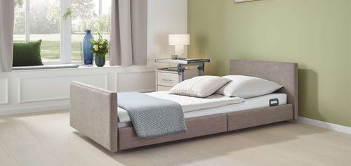 Cama de larga estancia - Tereno - Stiegelmeyer GmbH & Co. KG - eléctrica / de altura regulable / muy baja