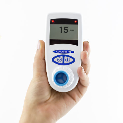 Analizador respiratorio de monóxido de carbono - CO Check Pro - MD Diagnostics Ltd - contra el tabaquismo / electrónico / de mano