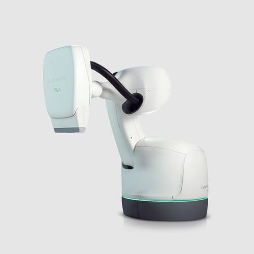 Acelerador lineal de particulas radioterapia estereotáxica - CyberKnife® M6™ - Accuray - radioterapia hipofraccionada / con mesa de posicionamiento robotizado / con brazo robótico multiaxial