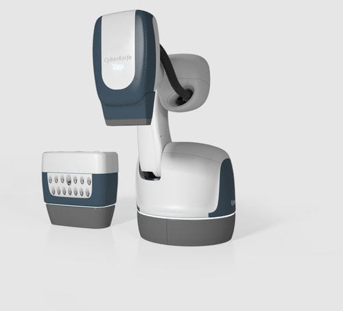 Acelerador lineal de particulas radiocirugía estereotáxica - CyberKnife® - Accuray - con mesa de posicionamiento robotizado / con brazo robótico multiaxial