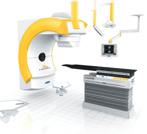 Acelerador lineal de particulas radiocirugía estereotáxica - Novalis® - Brainlab - con mesa de posicionamiento robotizado / con colimador multiláminas (MLC)