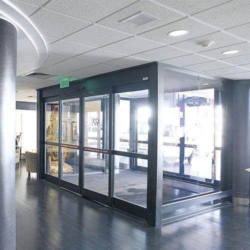 Puerta de seguridad - ESA300  - dormakaba - para centro sanitario / corredera / con paneles de vidrio
