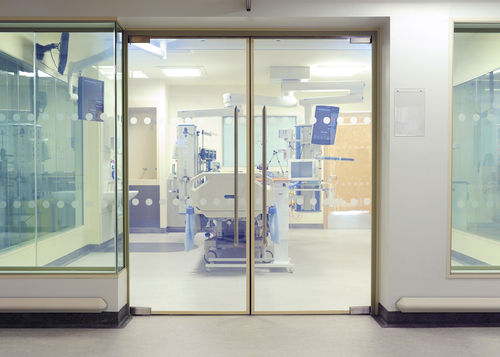 Puerta de hospital - Black-out Smartglass - SMARTGLASS - de laboratorio / abatible / de vidrio