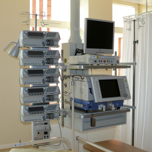 Columna de suministro de techo - M-GL03 - Medical Technologies LBI - para cuidados intensivos / fijo / con estantes