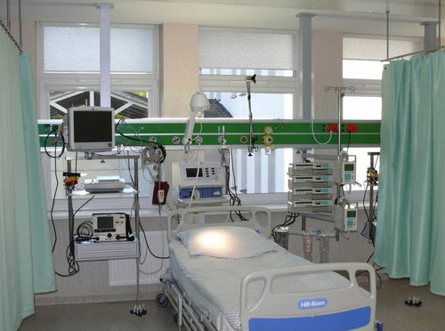 Columna de distribución de techo - M-GM - Medical Technologies LBI - para cuidados intensivos / fijo / con estantes