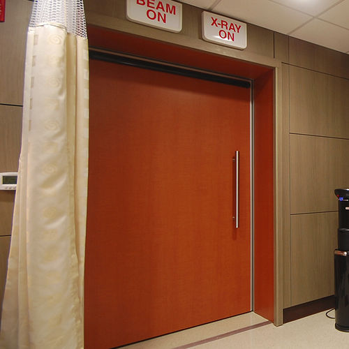 Puerta con blindaje - SmartDoor® - Veritas Medical Solutions - de servicio / para radioterapia / abatible