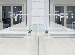 Plataforma de trabajo con fregadero - POLYPROPYLENE - LABORIAL SOLUÇÕES PARA LABORATÓRIO, S.A. - modular
