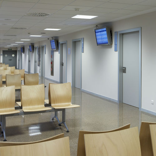 Puerta para centro sanitario - SOLECO DOORS - abatible / de acero inoxidable