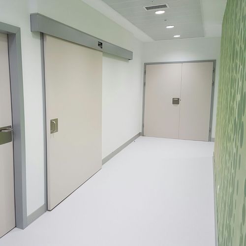 Puerta para centro sanitario - SOLECO DOORS - corredera / de aluminio