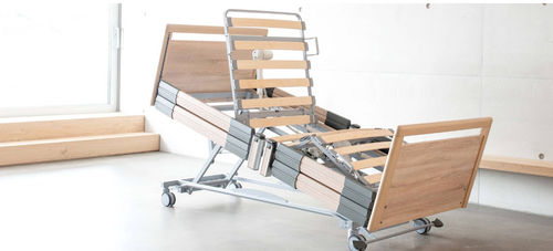 Cama de hospital - practico 25|80 plus - Hermann Bock GmbH Pflegebetten und Objekteinrichtung  - eléctrica / de altura reducida / con ruedas