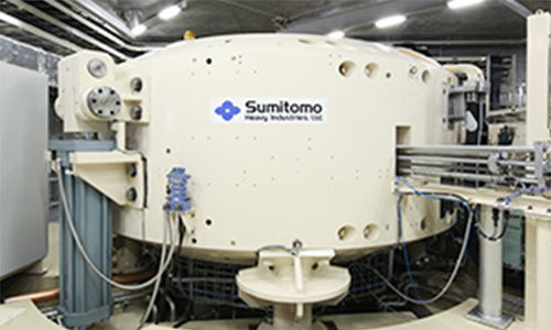 Ciclotrón para terapia de protones con mesa de posicionamiento robotizado - Sumitomo Heavy Industries