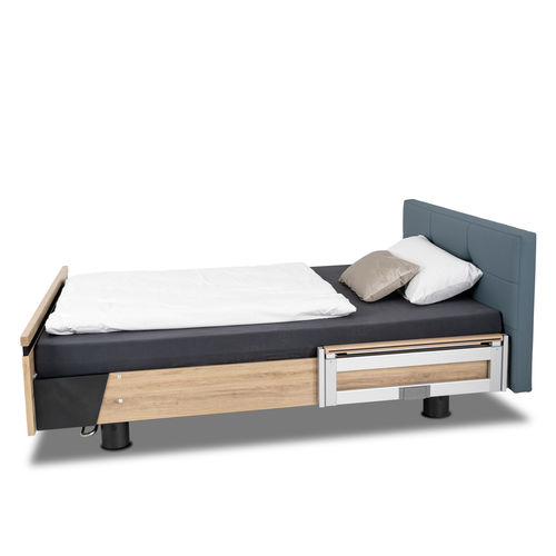 Cama hospitalaria - AURA - Malsch GmbH - eléctrica / de altura regulable / con ruedas