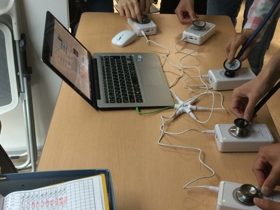 Un altavoz de auscultación y su biblioteca de sonidos para los estudiantes que trabajan desde casa