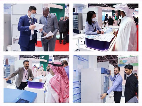 visitante en el stand de Haier Biomedical en ArabLab