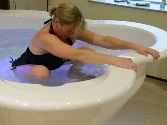 Active Birth Pools ayuda a las madres a utilizar posturas erguidas para tener mejores partos