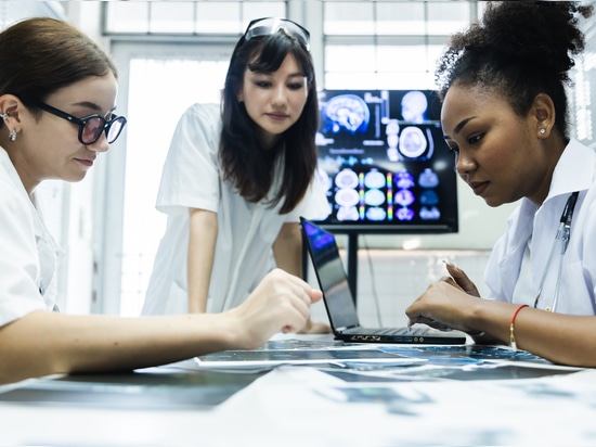 BENEFICIOS DE LA INTELIGENCIA ARTIFICIAL EN LOS PROGRAMAS DE FORMACIÓN MÉDICA