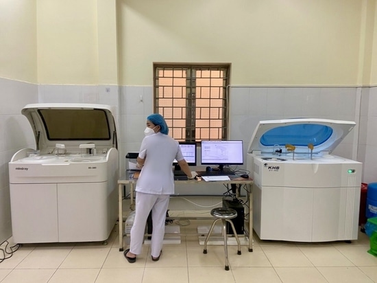 ¡Éxito de la instalación del analizador de química clínica totalmente automático ZY-400 en Vietnam!