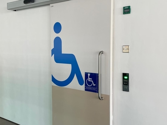 Porta scorrevole bagni con accesso disabili