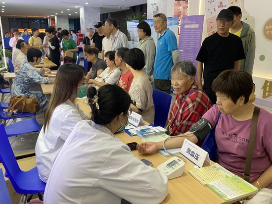 El densitómetro óseo de rayos X de doble energía (DXA) de Mednova ayuda al centro de salud comunitario de Shanghai a detectar la osteoporosis, cuidando la salud de las personas de mediana y avanzad...