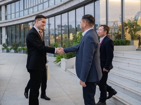 El Excmo. Sr. Máté Pesti, Embajador Extraordinario y Plenipotenciario de Hungría en la República Popular China, visita Cubic Sensor and Instrument CO.