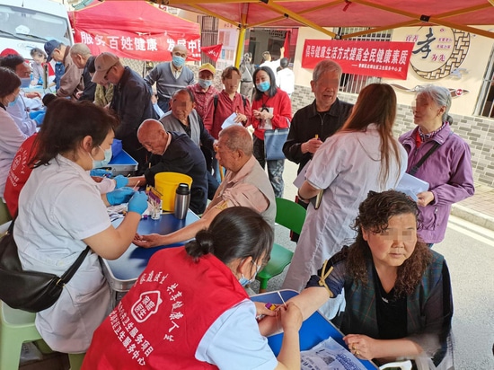 El densitómetro óseo de rayos X de doble energía (DXA) de Mednova ayuda al centro de salud comunitario de Shanghai a detectar la osteoporosis, cuidando la salud de las personas de mediana y avanzad...