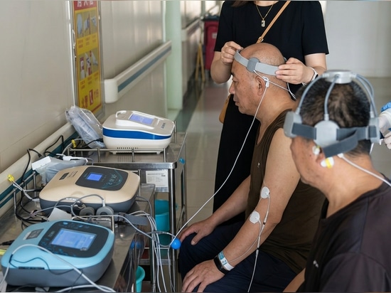 Un flujo constante de pacientes hacía cola en el recinto para probar el dispositivo de estimulación magnética transcraneal para uso doméstico de Dukon.