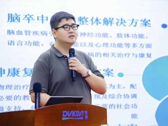 Li Zhichao, subdirector general de Dukon Medical, pronunció un discurso