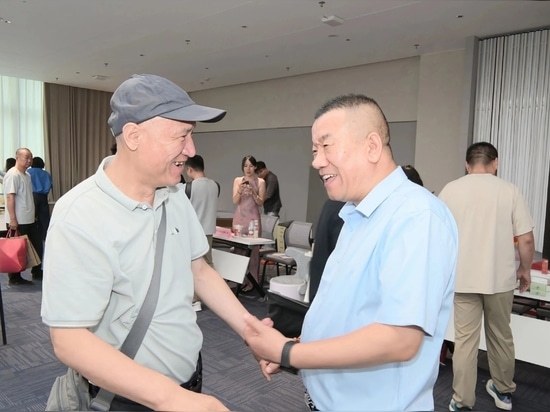 Li Bin, director general de Dukon Medical, conversó con los invitados.