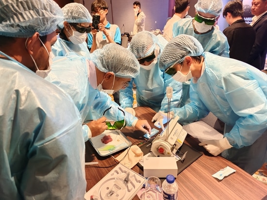 Un taller internacional sobre láser dental aporta conocimientos clínicos avanzados a Camboya