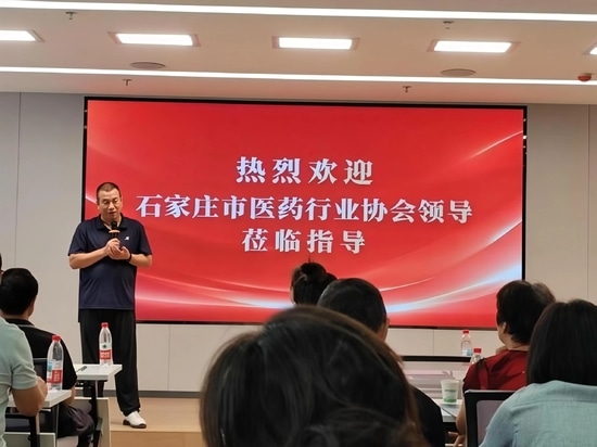 Li Bin, director general de Dukon Medical, pronuncia un discurso